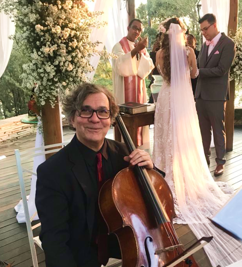 Casal durante celebração de casamento