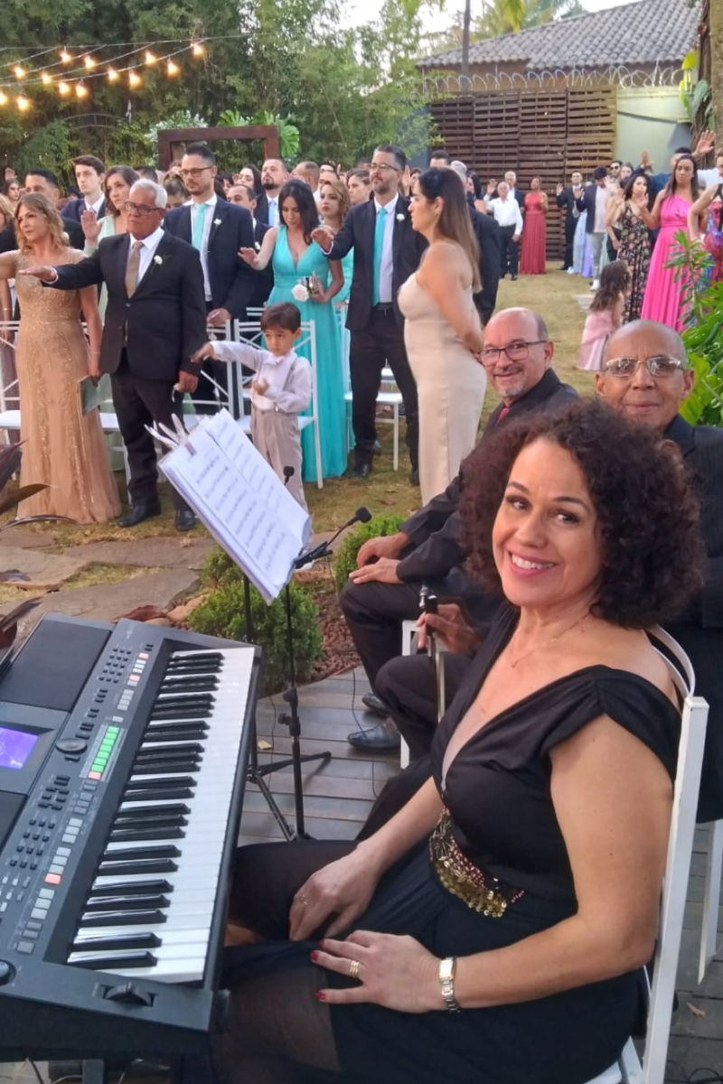 Grupo Valéria Barbosa reunido em uma celebração